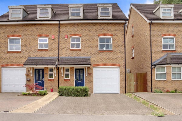 House Hadleigh Close in St Albans