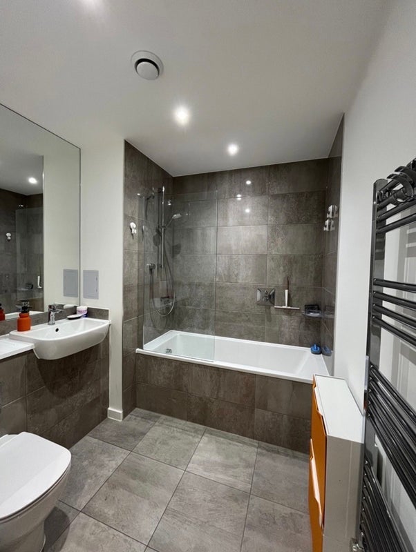 Room Heartwell Avenue in Greater London