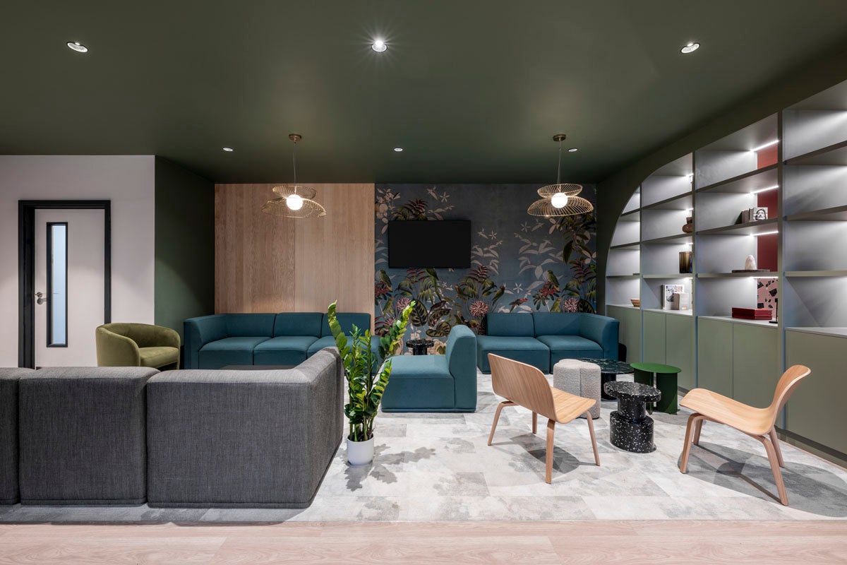 Flat Whitehill Court in Glasgow
