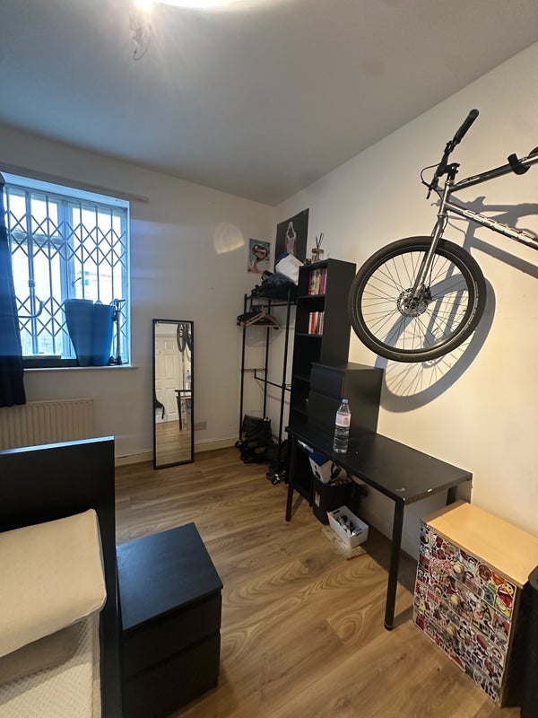 Room Hackney Road in Greater London