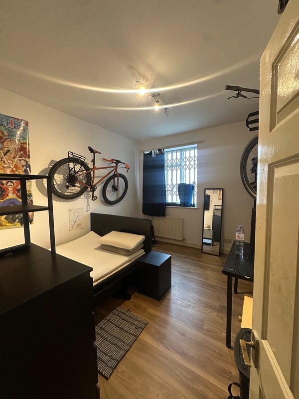 Room Hackney Road in Greater London