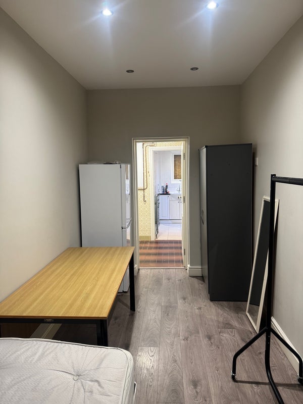Room Wickham Road in Greater London