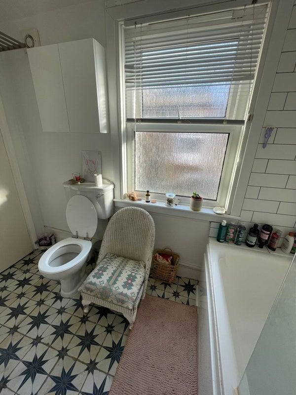 Room Roding Road in Greater London