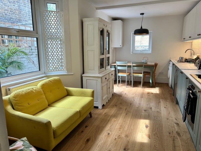 Room Roding Road in Greater London