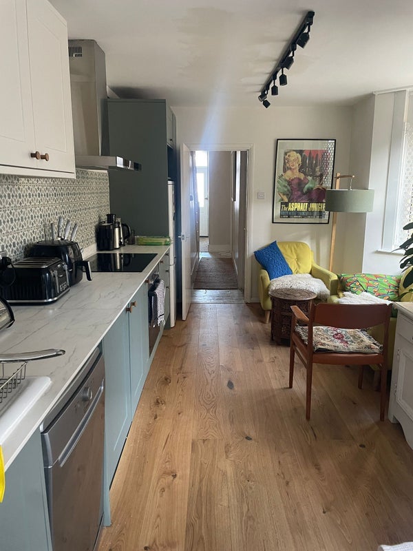 Room Roding Road in Greater London