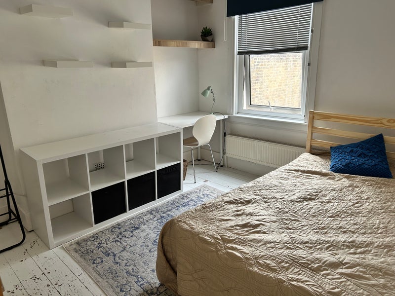Room Roding Road in Greater London