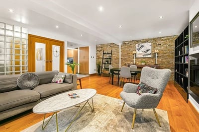 Flat Brook Mews North in City of Westminster