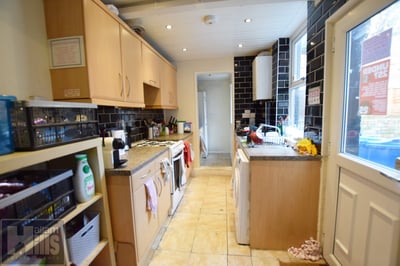 Room Broomspring Lane in Sheffield