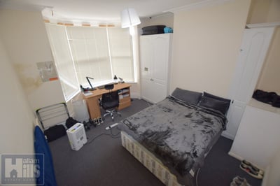 Room Broomspring Lane in Sheffield