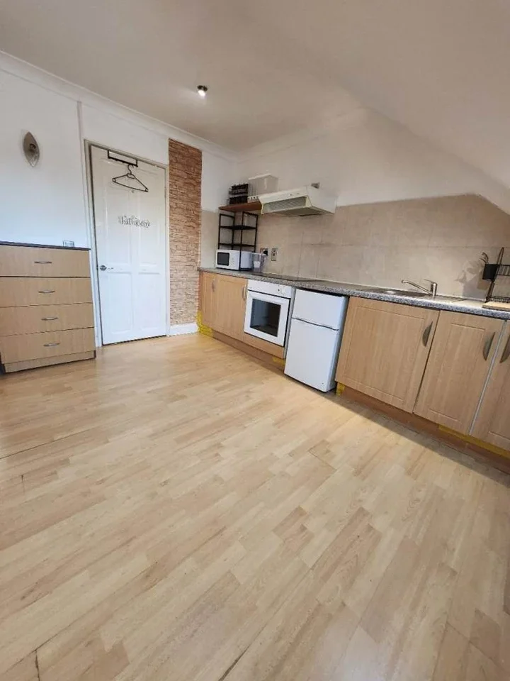 Flat Vicarage Lane in Greater London