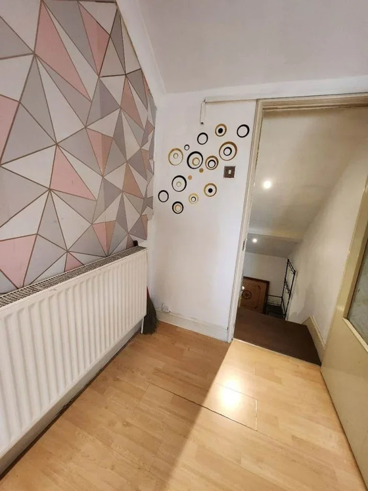 Flat Vicarage Lane in Greater London