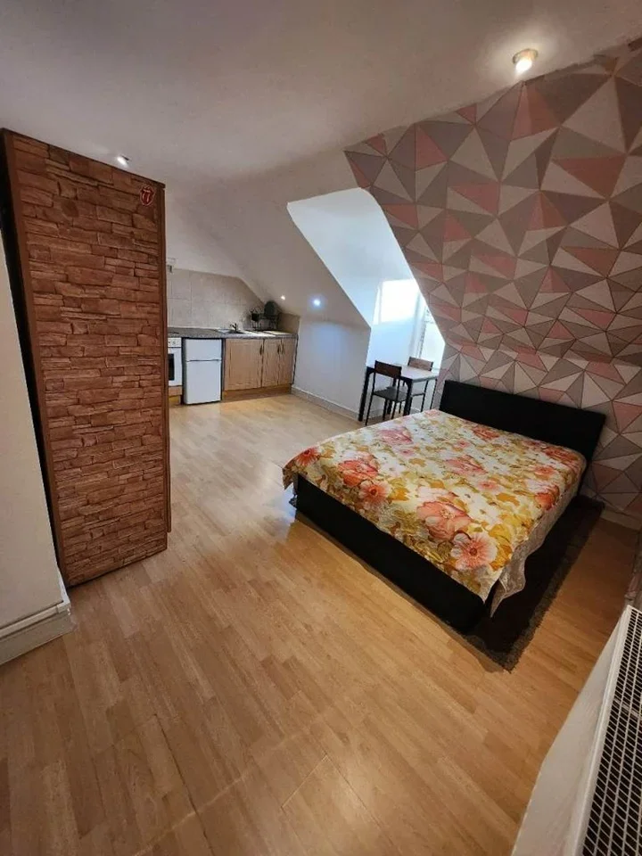Flat Vicarage Lane in Greater London