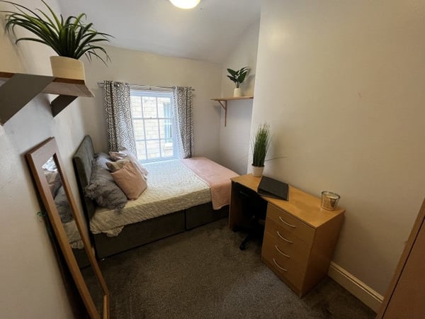 Room Cumberland Road in Leeds