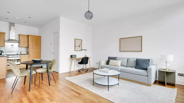 Flat Russell Gardens in Greater London