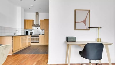 Flat Russell Gardens in Greater London