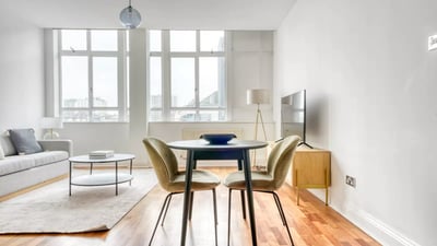 Flat Russell Gardens in Greater London