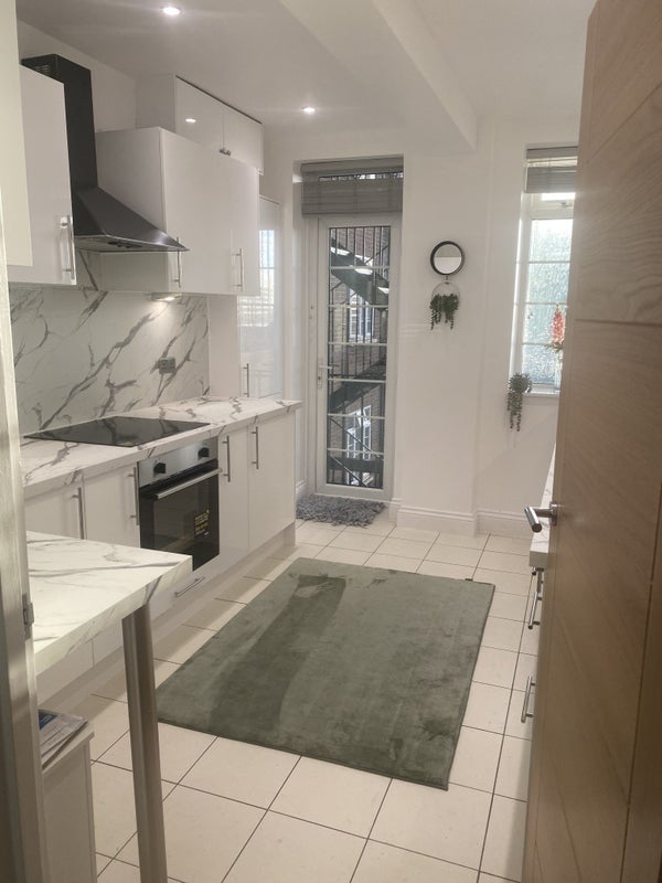 Room Adelaide Road in Greater London