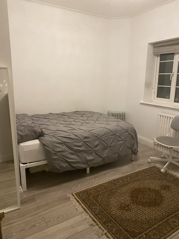 Room Adelaide Road in Greater London