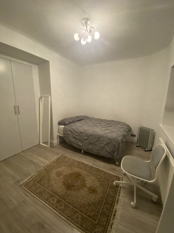 Room Adelaide Road in Greater London