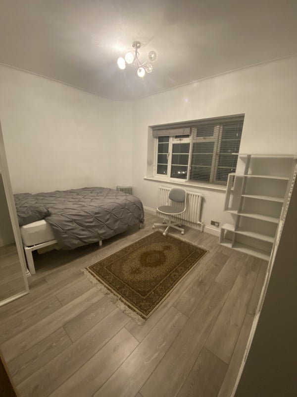 Room Adelaide Road in Greater London