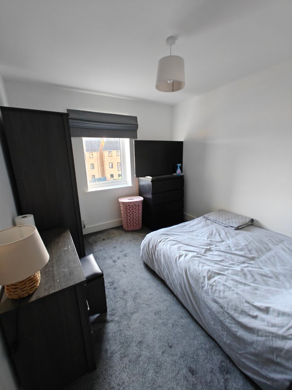 Room Garland Avenue in Locking Parklands