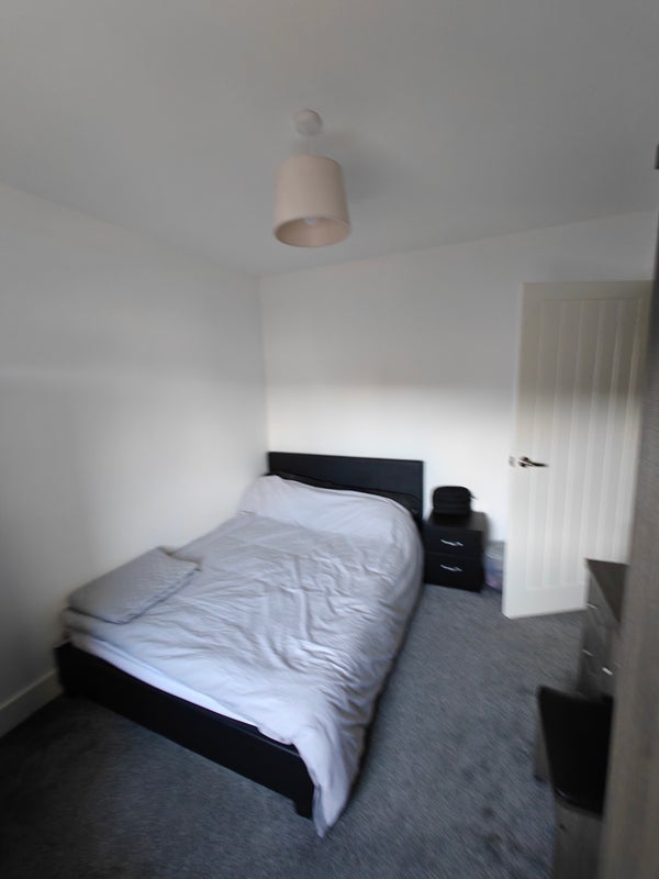Room Garland Avenue in Locking Parklands
