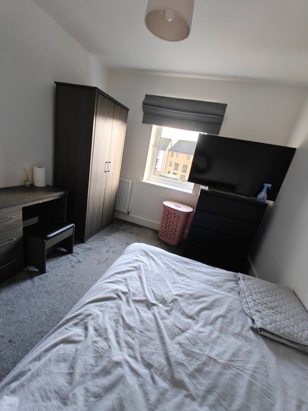 Room Garland Avenue in Locking Parklands