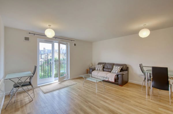 Flat Garratt Lane in Greater London