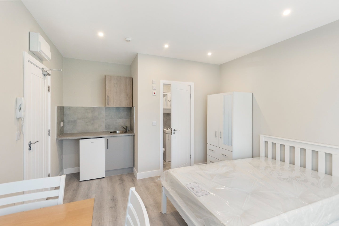 Flat Talbot Road in Greater London