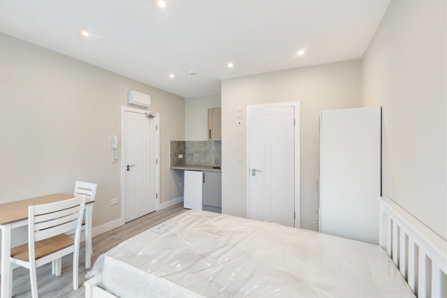 Flat Talbot Road in Greater London