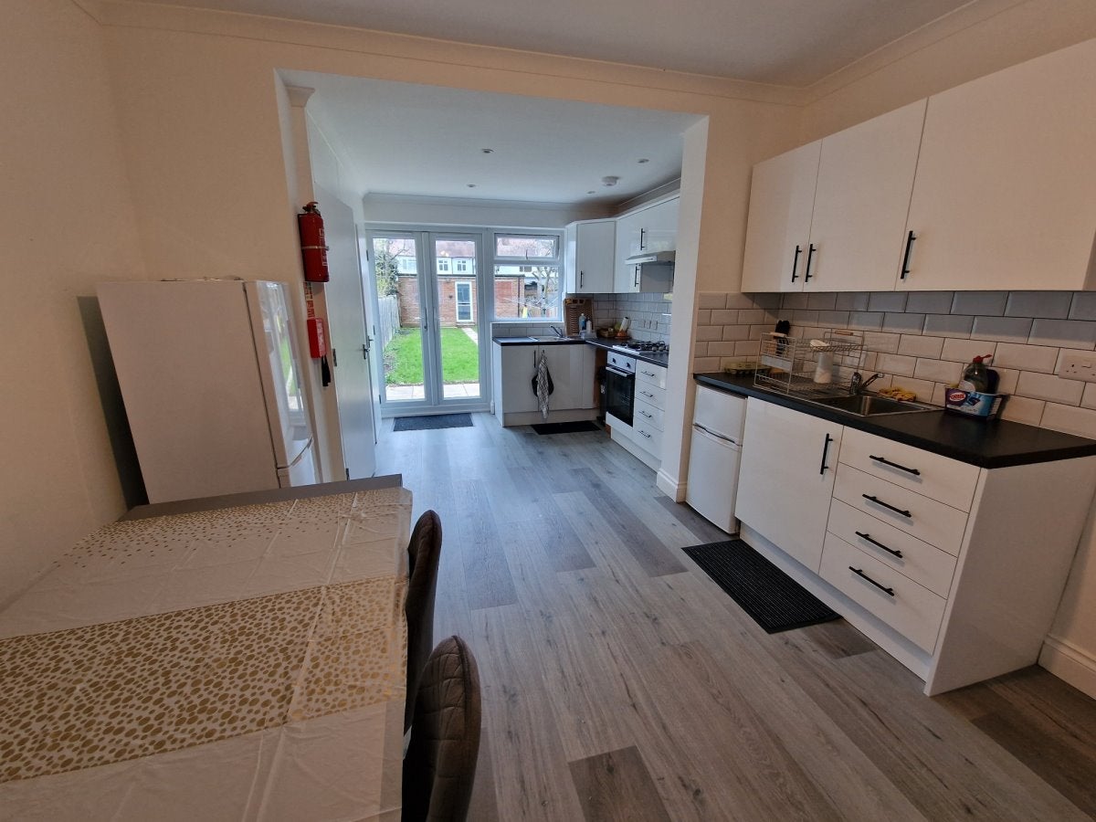 Room Beaufort Avenue in Greater London