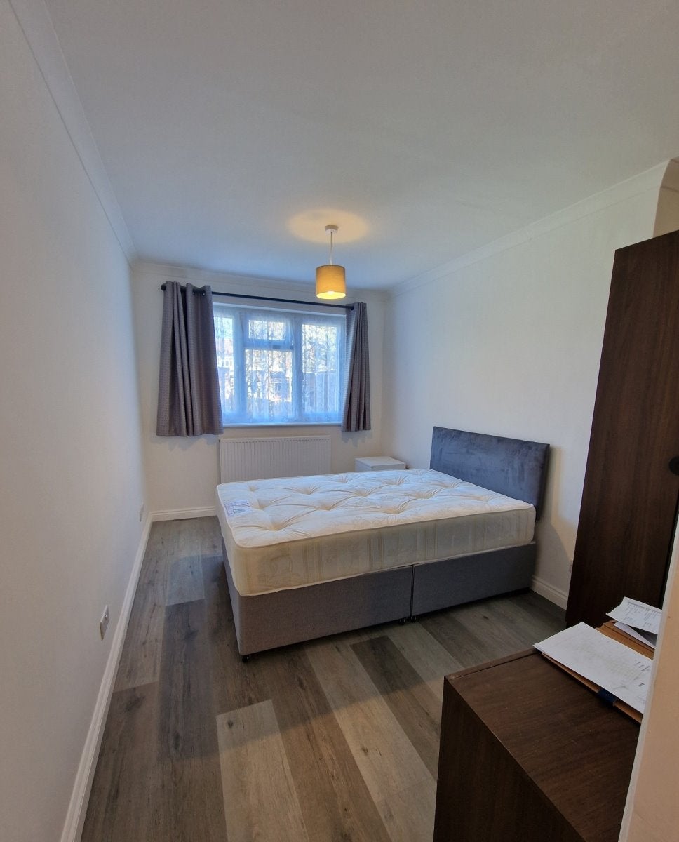 Room Beaufort Avenue in Greater London