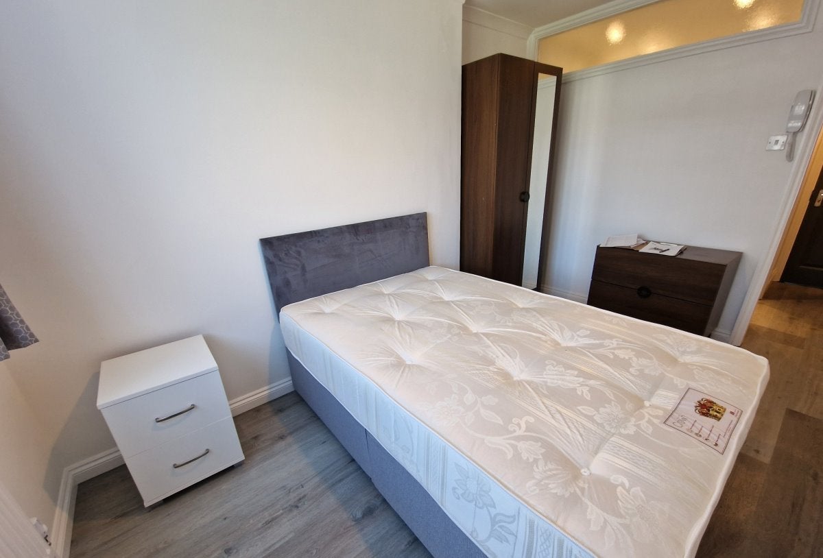 Room Beaufort Avenue in Greater London