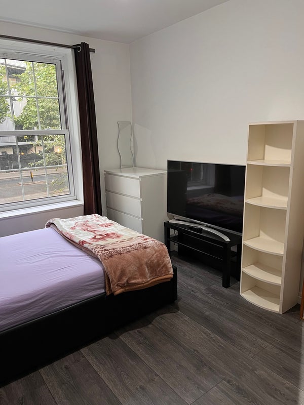 Room Harper Road in Greater London