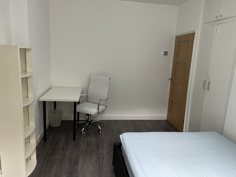 Room Harper Road in Greater London