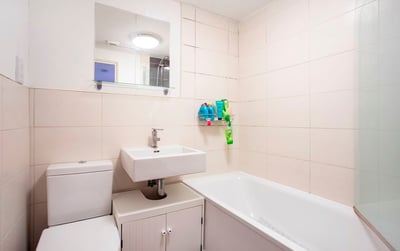 Flat Clapham Road in Greater London