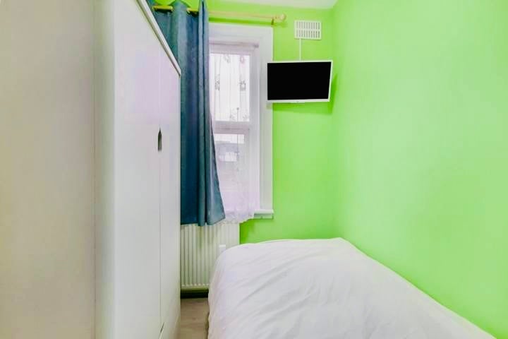 Room Whitehorse Lane in Greater London