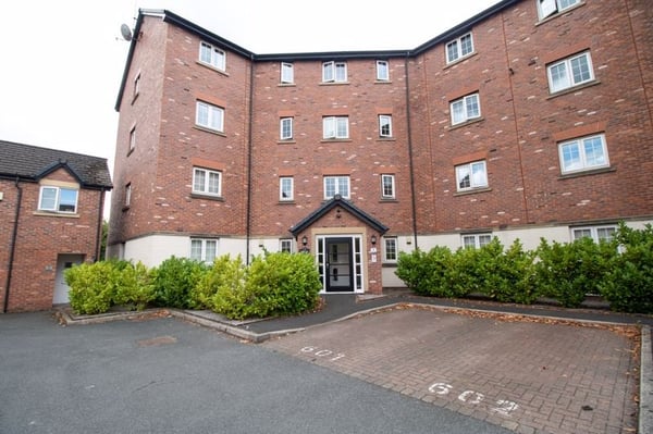 Flat Agecroft Road in Salford