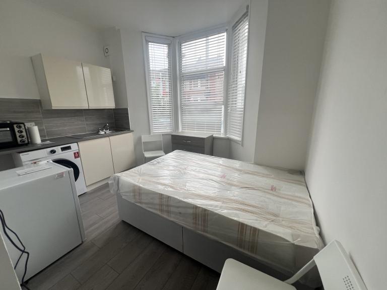 Flat La Rose Lane in Greater London
