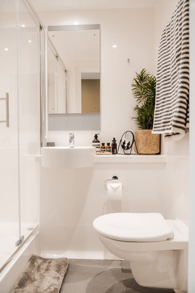 Room Ilderton Road in Greater London