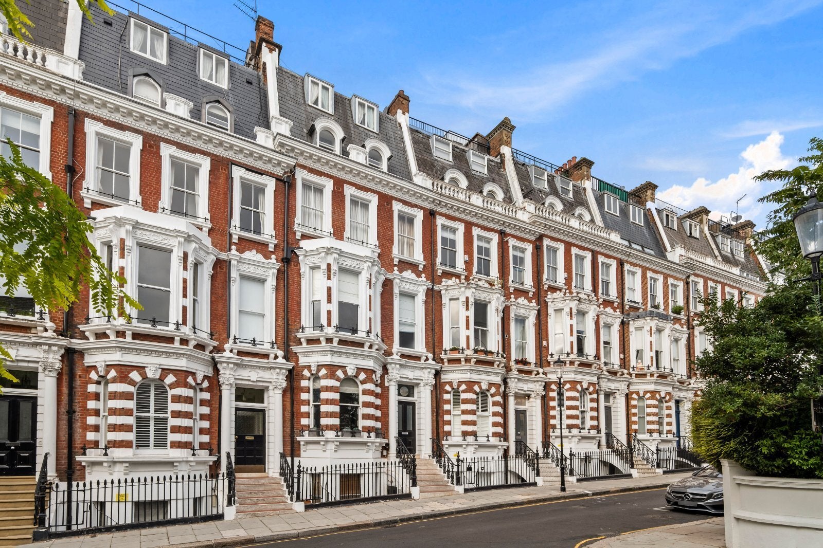 Flat Hornton Street in Greater London