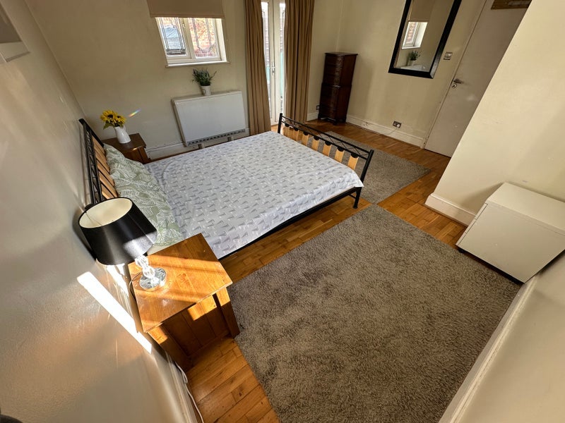 Room Athol Square in Greater London
