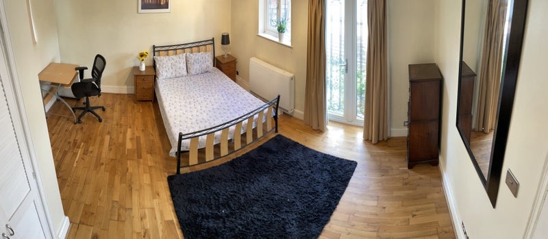 Room Athol Square in Greater London