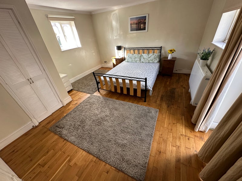 Room Athol Square in Greater London