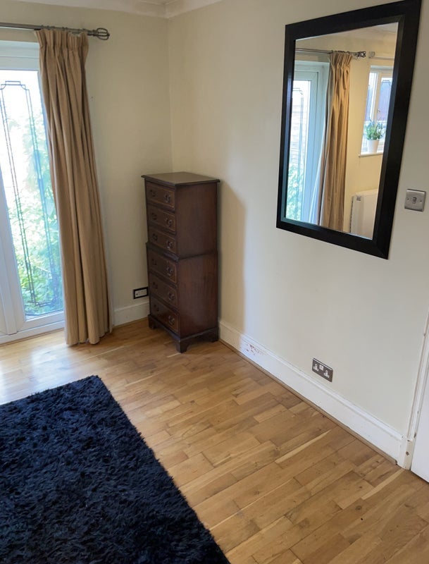 Room Athol Square in Greater London