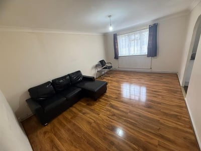 Flat Evergreen Way in Greater London