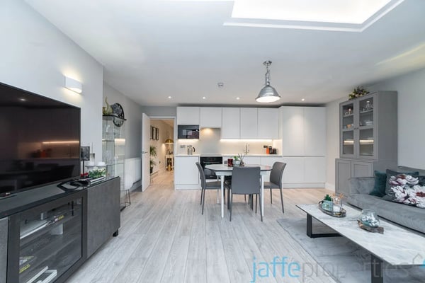 Flat West End Lane in Greater London