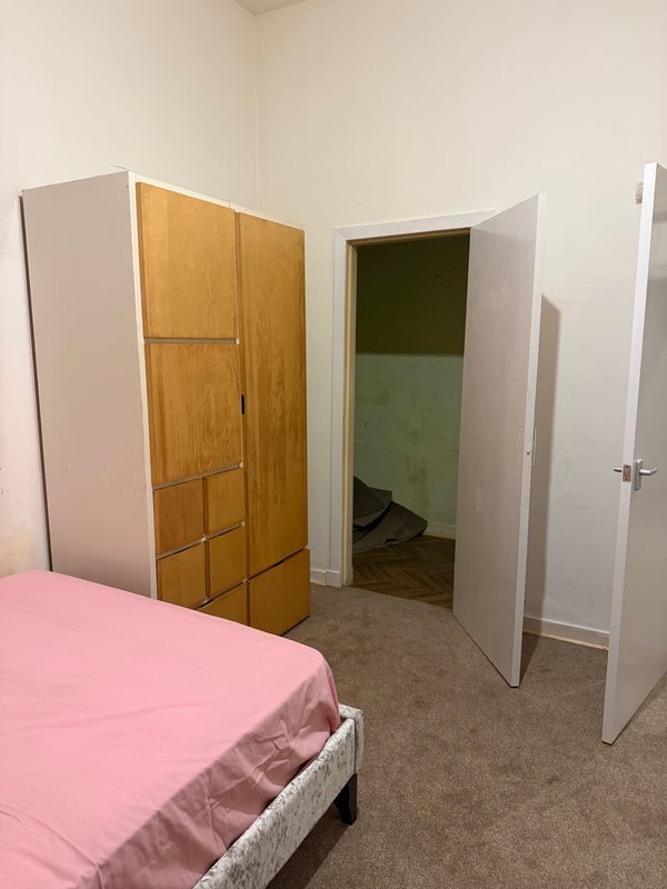 Room Cathcart Road in Glasgow