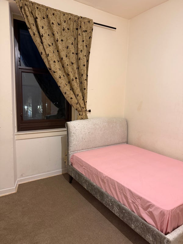Room Cathcart Road in Glasgow