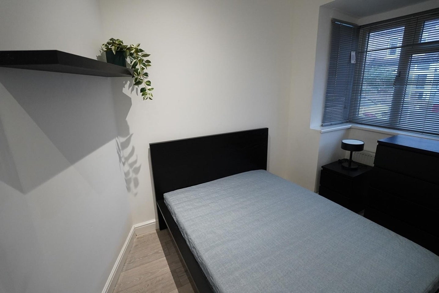 Room Harrow Road in Greater London